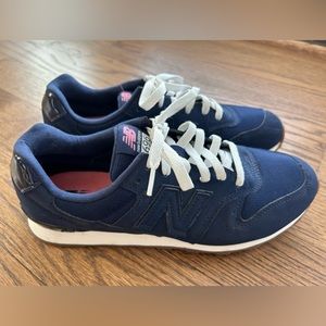 New Balance Nubuck 696 series sneakers in dark blue/white size 9